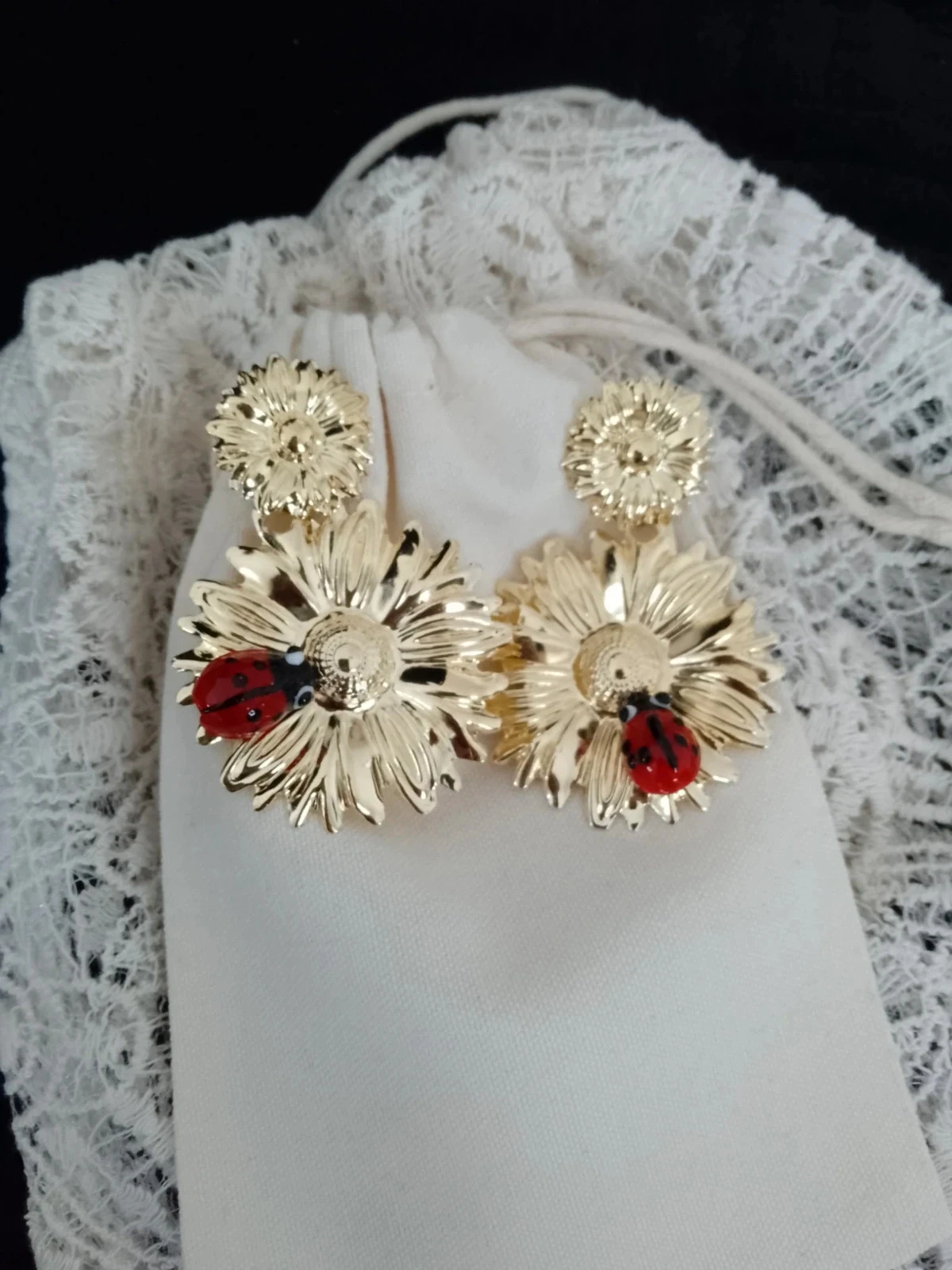 Boucles d'oreilles fleurs dorees et coccinelles
